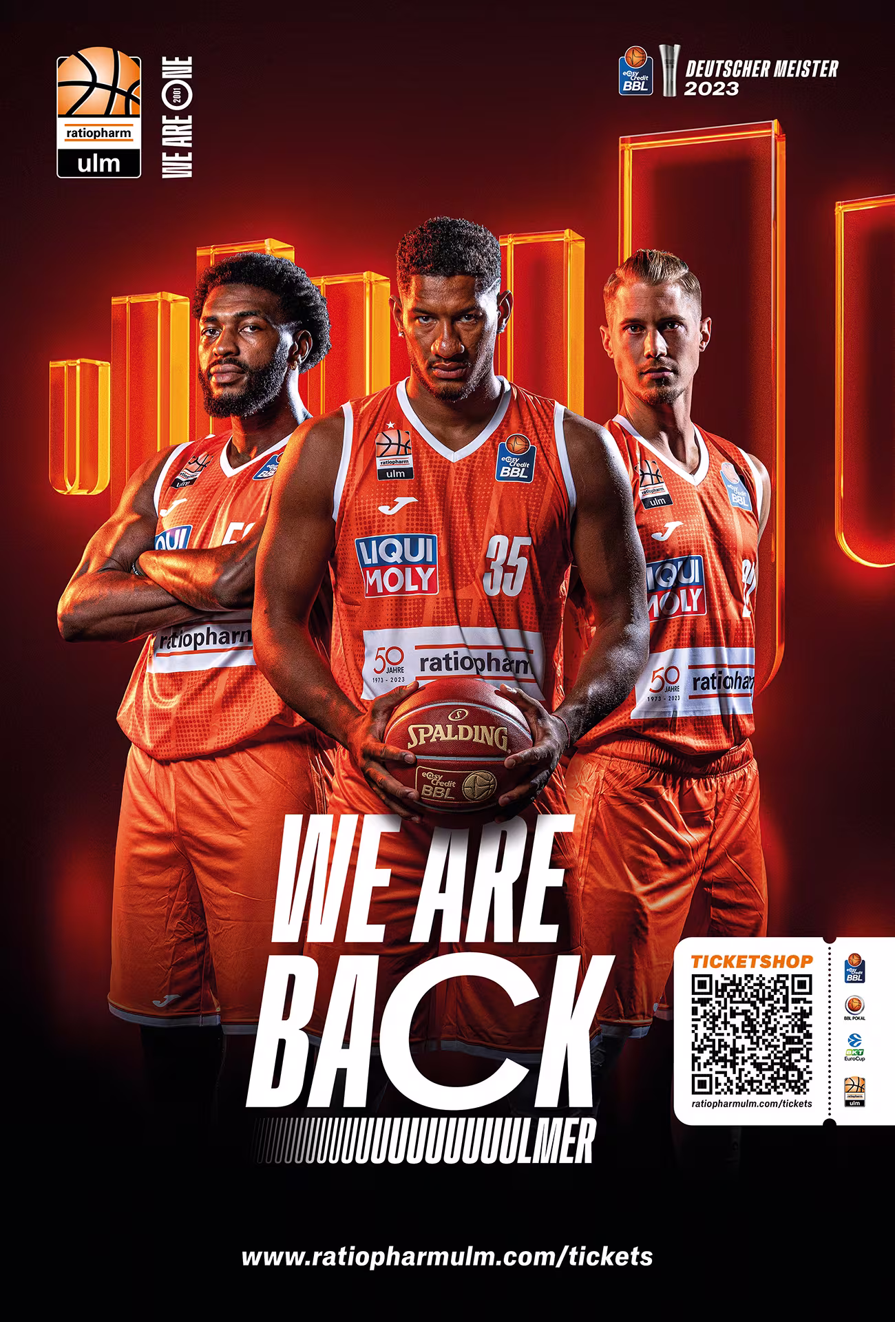 Drei ratiopharm ulm Spieler in orangefarbenen Trikots vor leuchtendem Hintergrund mit Text und QR-Code zum Ticketshop.