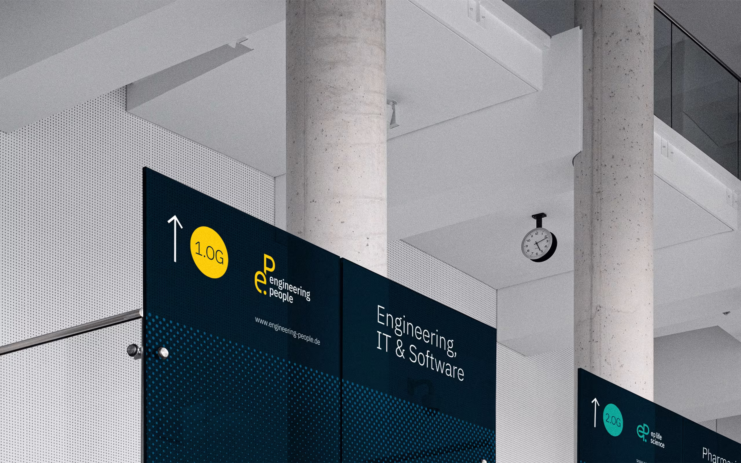 Wegweiser im Gebäude mit gelben und blauen Designelementen, Markenlogo „Engineering People“ und Text „Engineering, IT & Software“.