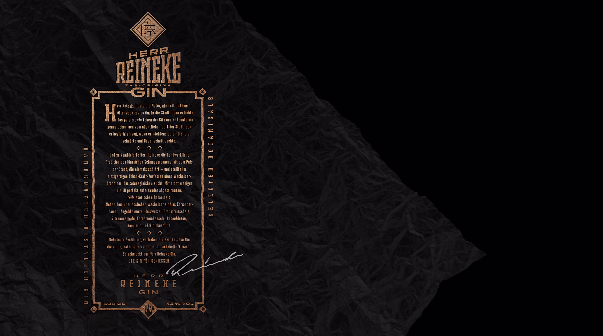 Gestaltete Rückseitenbeschreibung von Herr Reineke Gin mit kupferfarbener Typografie auf schwarzem, strukturiertem Hintergrund