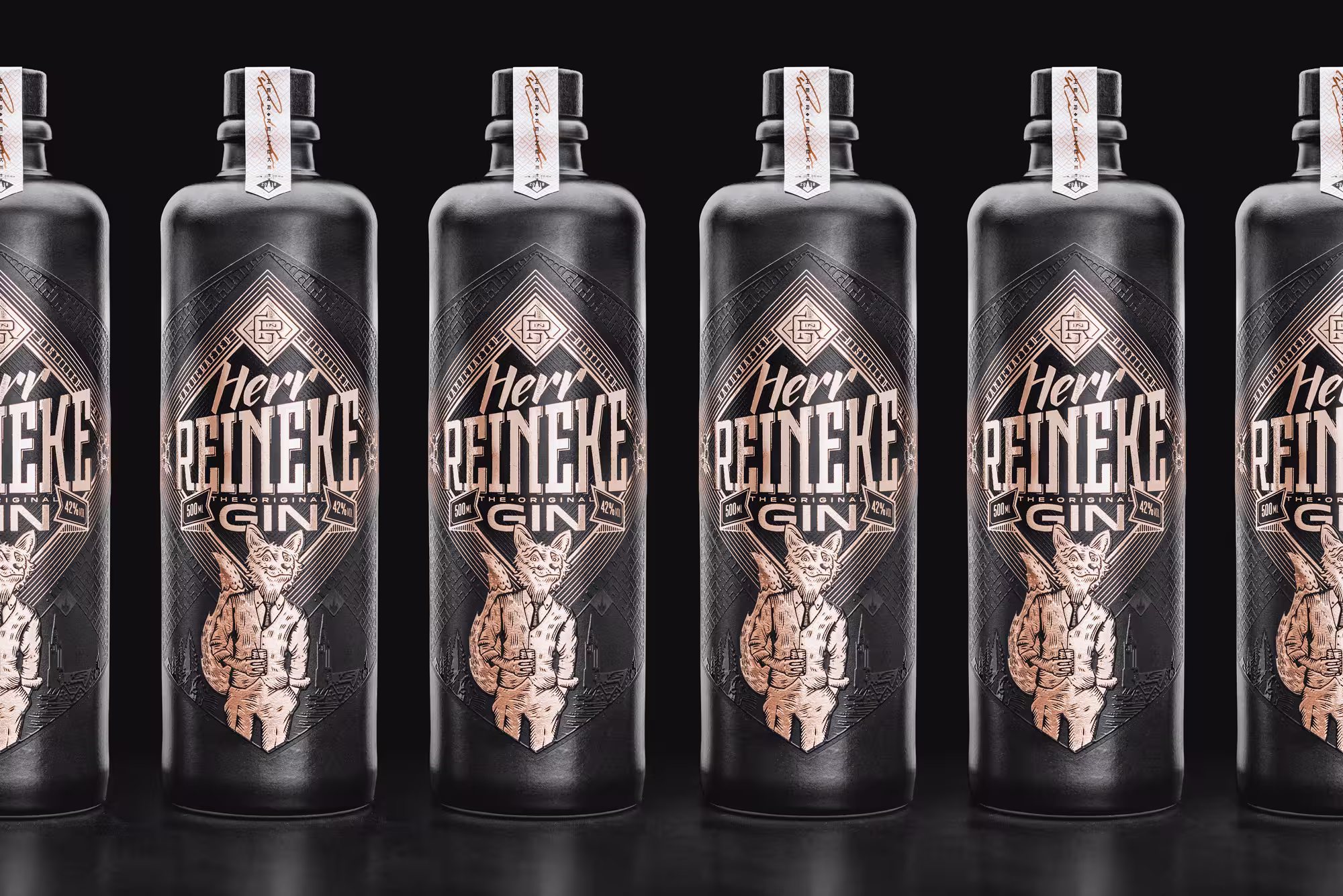 Sechs Herr Reineke Gin-Flaschen in symmetrischer Reihung – mattschwarzes Packaging mit kupferveredeltem Etikett als markenprägendes Gestaltungselement