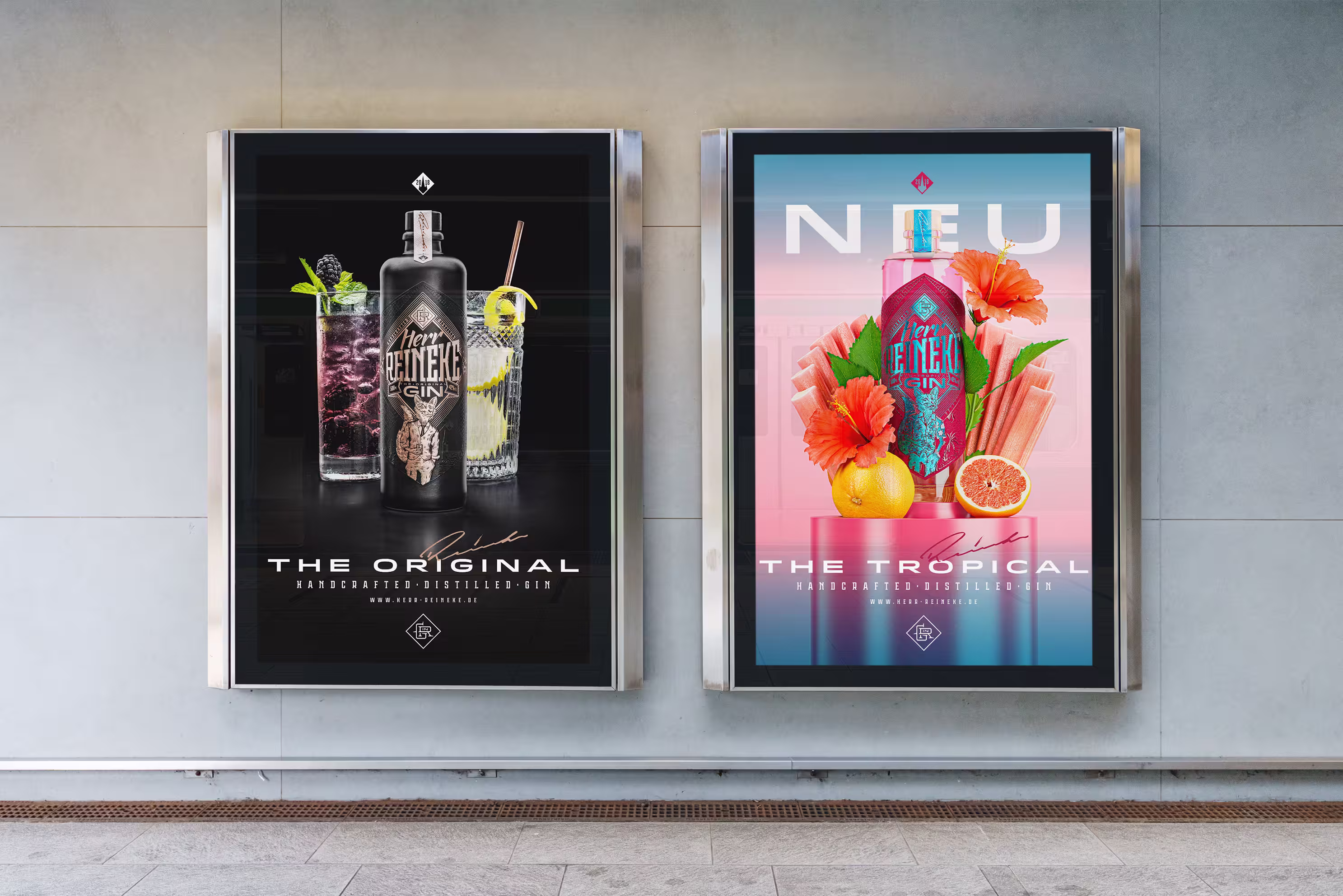Zwei Citylight-Plakate im urbanen Raum – links Herr Reineke Gin „The Original“ in Schwarz, rechts „The Tropical“ mit pink-blauem Design und fruchtiger Inszenierung