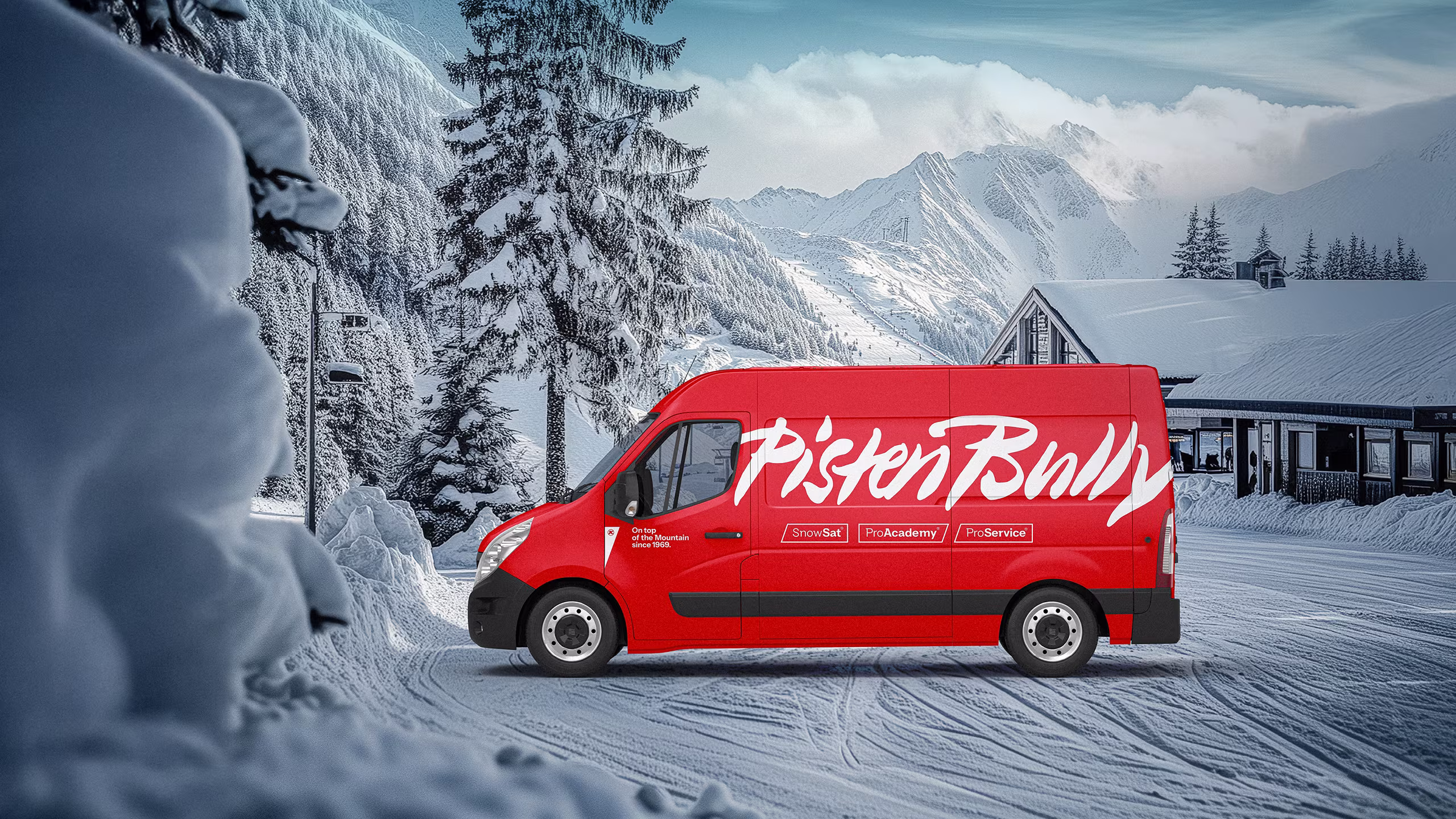 Roter PistenBully-Transporter im Schnee vor Berghütte, beschriftet mit SnowSat, ProAcademy und K-Service.