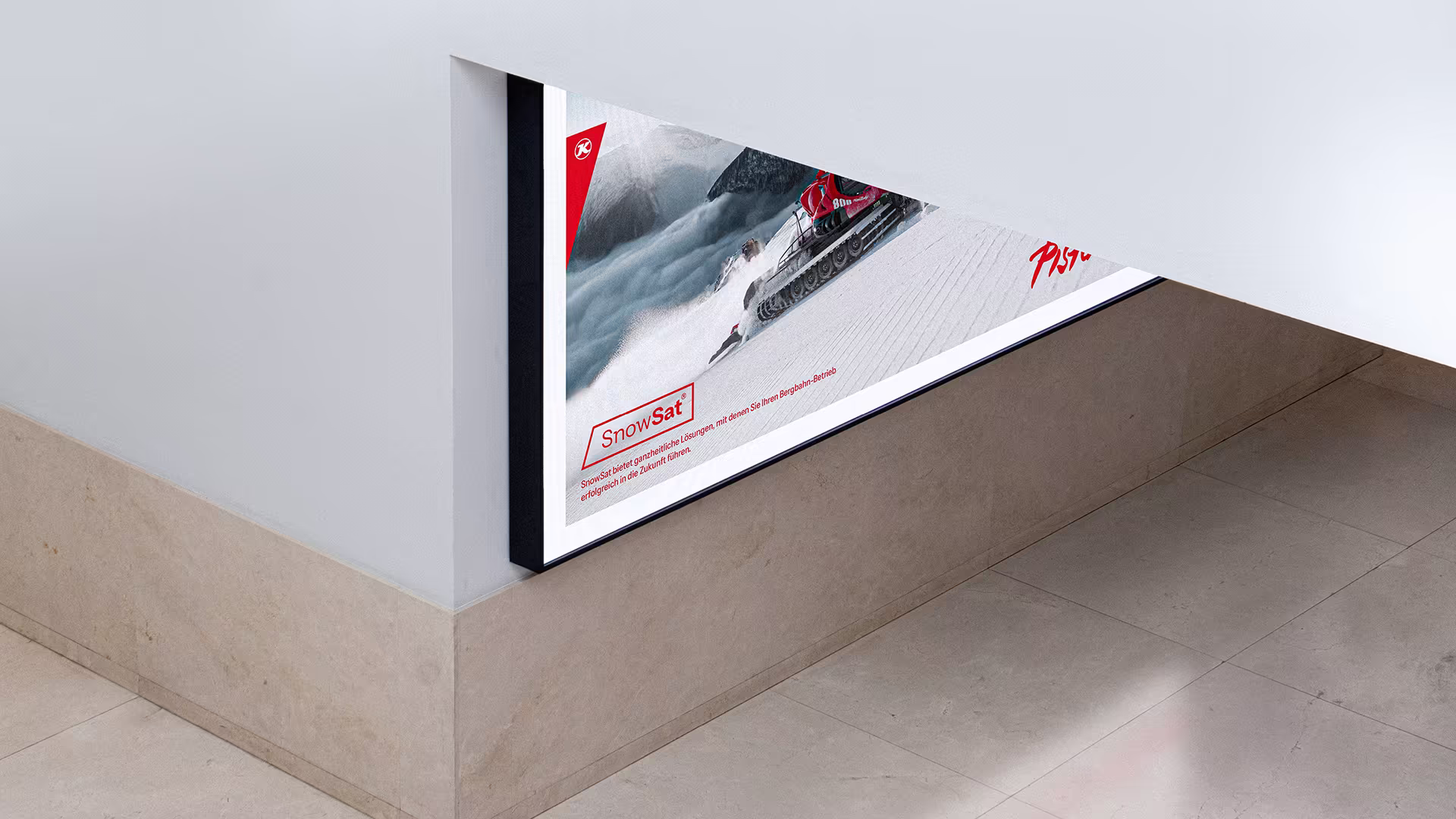SnowSat-Plakat mit PistenBully beim Arbeiten auf der Piste, modernes Interior im Vordergrund.
