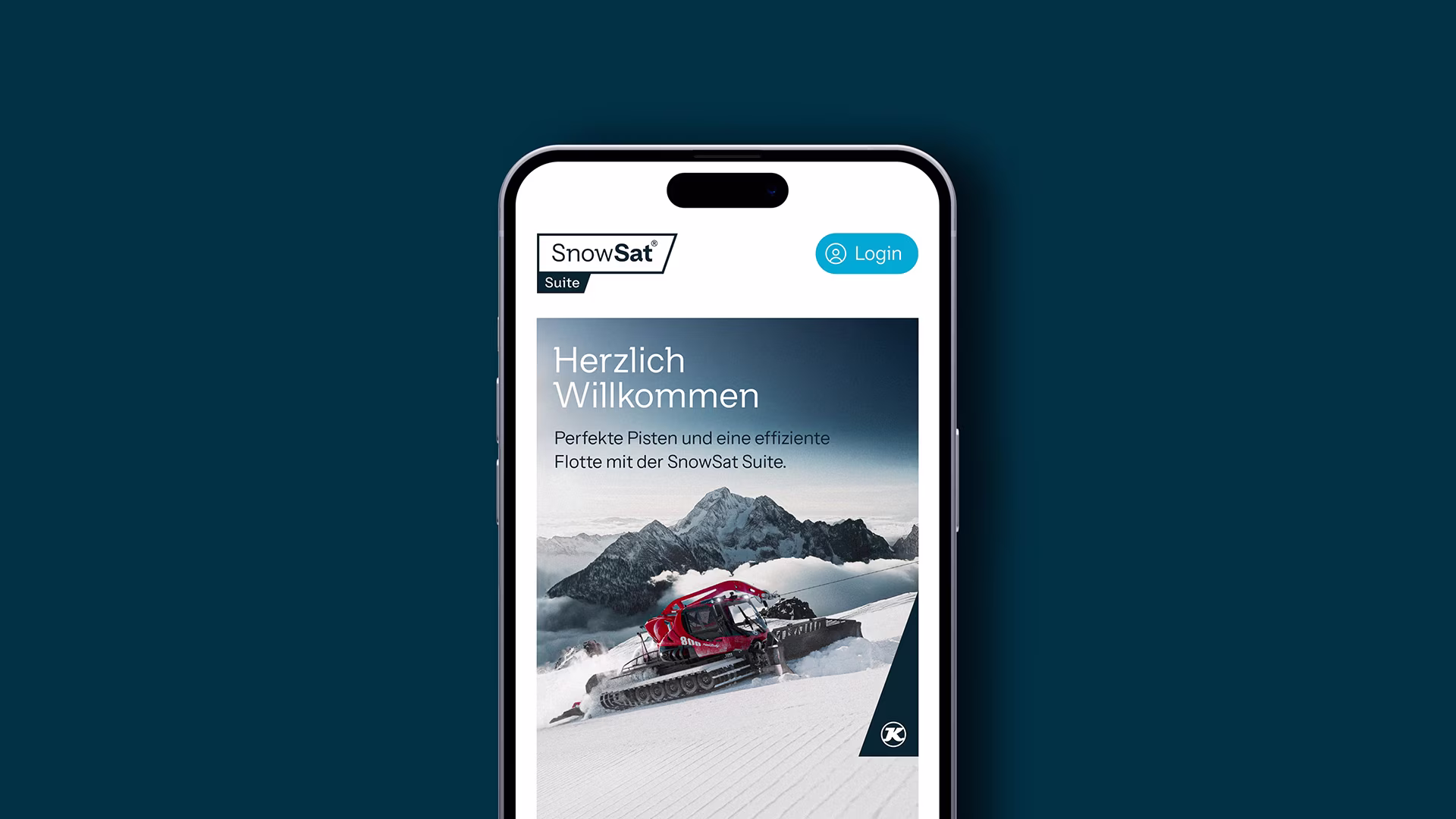 Smartphone mit geöffneter SnowSat Suite Startseite und PistenBully-Fahrzeug vor Bergkulisse.