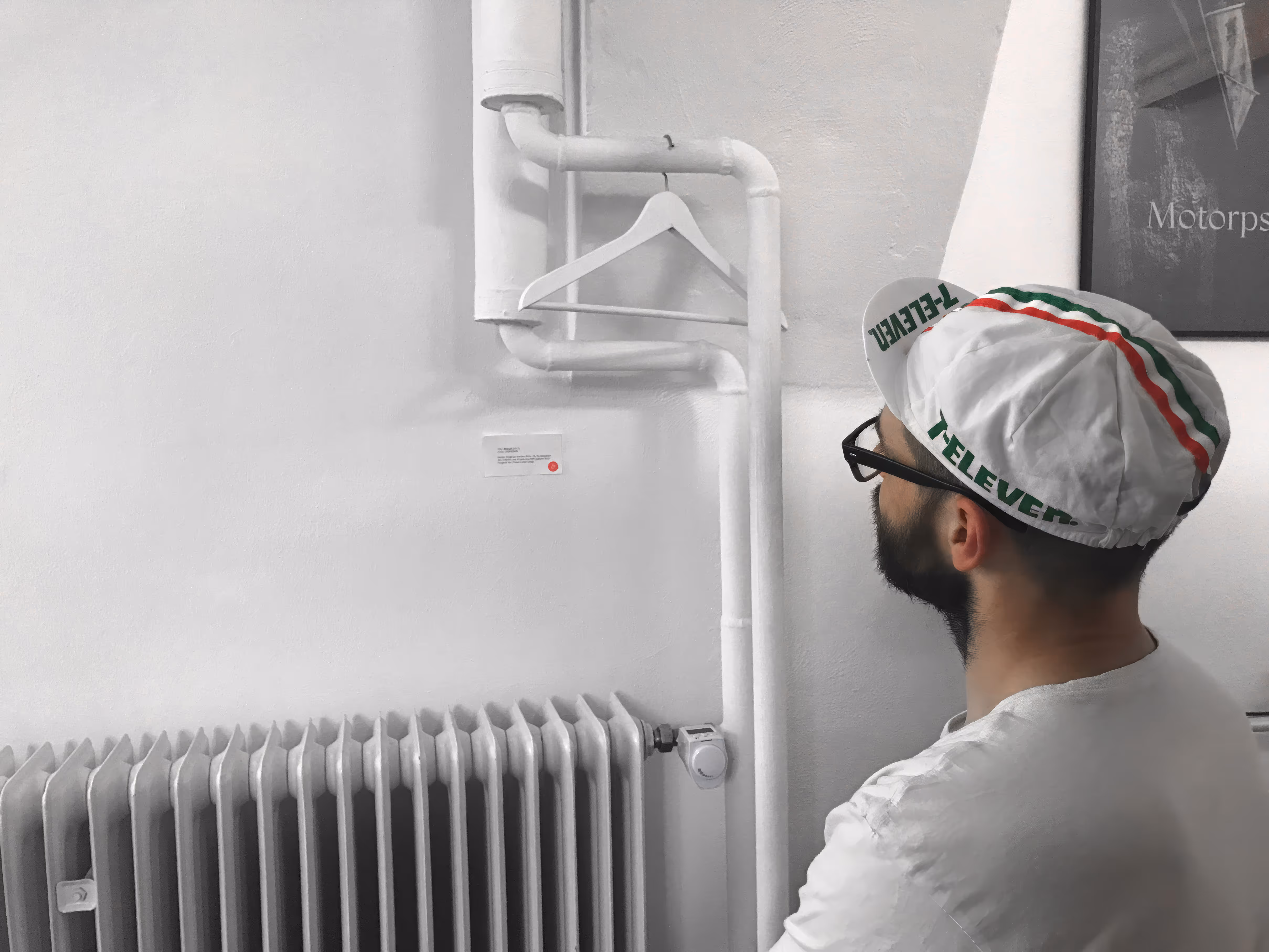 Ein Freund des Büros betrachtet ein Kunstwerk im 13 6 Office